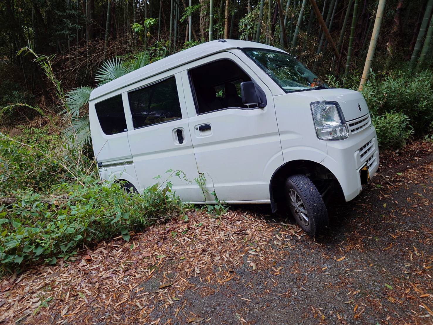 レッカー・ロードサービス　八王子市　軽バン　脱輪