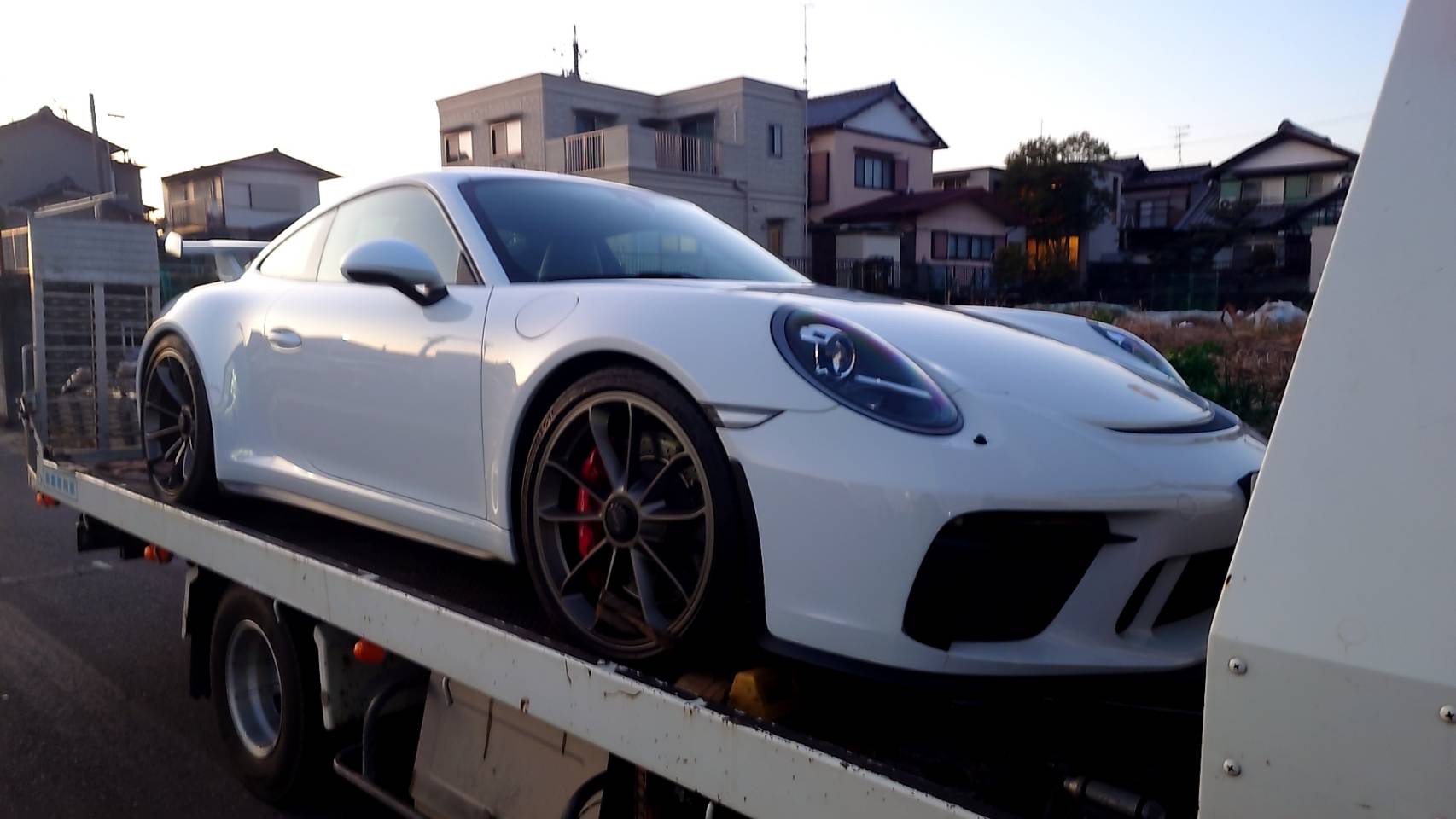 八王子市でエンジンが動かなくなったポルシェのレッカー・ロードサービス作業